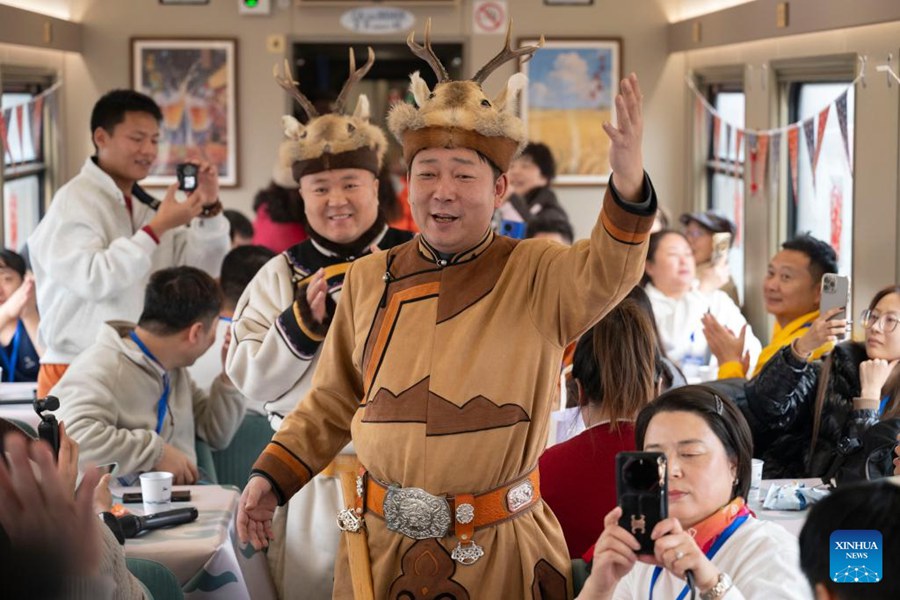 Treno turistico a tema ghiaccio e neve lanciato a Harbin, Cina nordorientale
