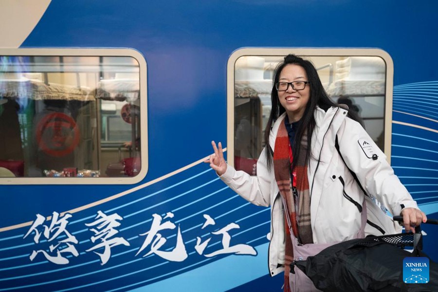 Treno turistico a tema ghiaccio e neve lanciato a Harbin, Cina nordorientale