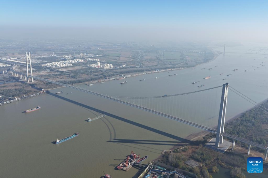 Ponte Xinshengwei sul fiume Yangtze, a Nanjing, nella provincia del Jiangsu, apre al traffico