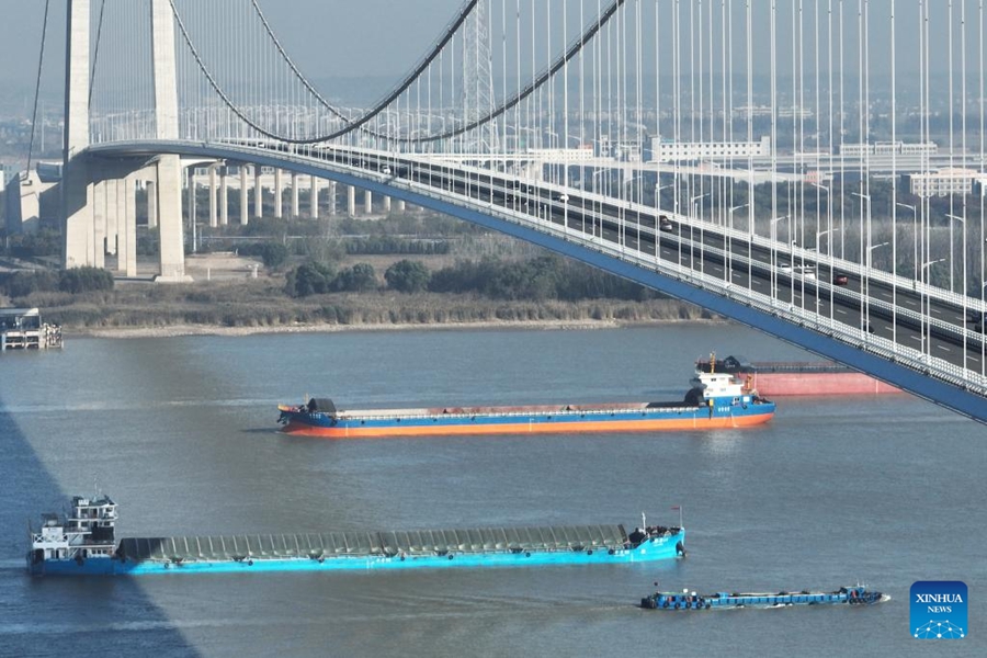 Ponte Xinshengwei sul fiume Yangtze, a Nanjing, nella provincia del Jiangsu, apre al traffico
