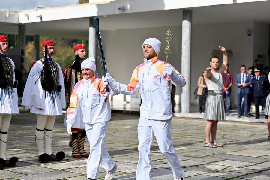 Fiamma per le Olimpiadi Invernali Milano-Cortina 2026 accesa a Olimpia