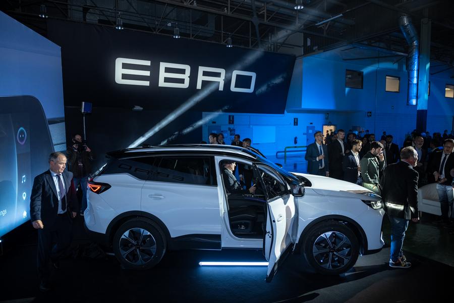 La spagnola Ebro-EV Motors e la cinese Chery Automobile celebrano l'inizio della produzione di veicoli nella loro joint venture, la Ebro Factory, situata nella Zona Franca di Barcellona (23 novembre 2024 - Xinhua/Joan Gosa)