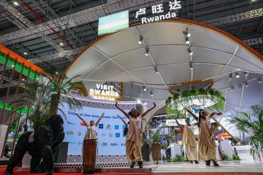 Ballerine si esibiscono al padiglione del Ruanda dell'ottava edizione della China International Import Expo (CIIE) a Shanghai, nella Cina orientale. (5 novembre 2025 - Xinhua/Wang Zecong)