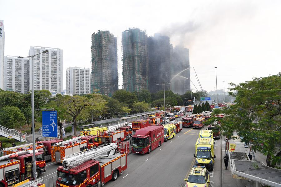 Incendio sotto controllo in un complesso residenziale di Hong Kong, aiuti estesi ai residenti