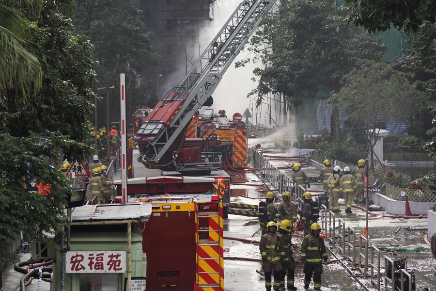 Incendio sotto controllo in un complesso residenziale di Hong Kong, aiuti estesi ai residenti