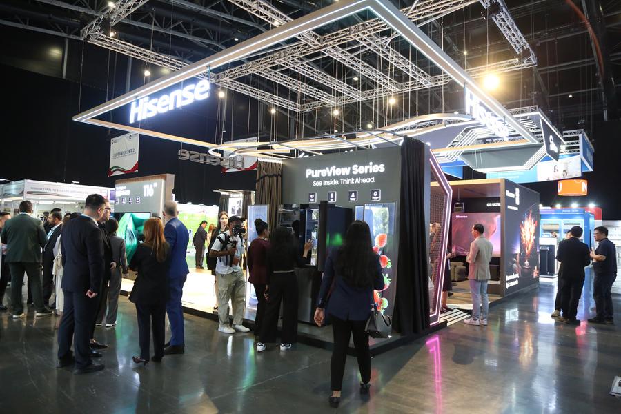 Visitatori al Middle East Consumer Electronics Show (MECES 2025) a Dubai, negli Emirati Arabi Uniti (EAU). (26 novembre 2025 - Xinhua/Wen Xinnian)