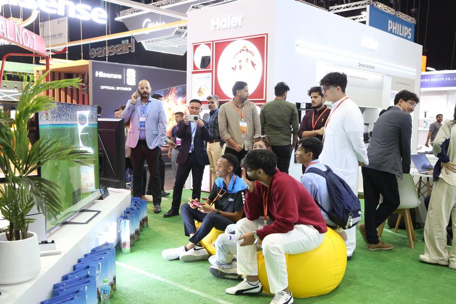 Visitatori al Middle East Consumer Electronics Show (MECES 2025) a Dubai, negli Emirati Arabi Uniti (EAU). (26 novembre 2025 - Xinhua/Wen Xinnian)