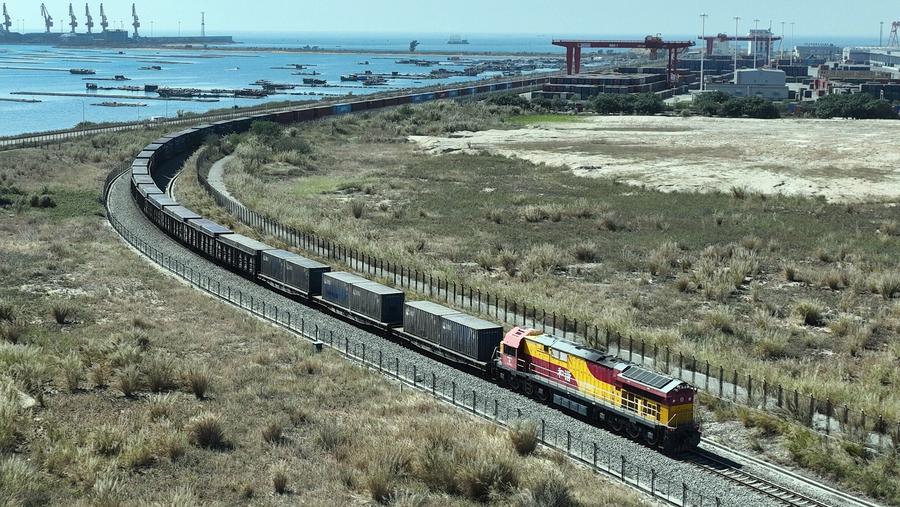 Corridoio commerciale simbolico cinese gestisce oltre 5 milioni di TEU