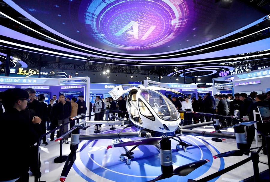 I visitatori osservano un velivolo durante la China International Digital Economy Expo 2025 a Shijiazhuang, nella provincia dello Hebei, Cina settentrionale. (17 ottobre 2025 - Xinhua/Wang Xiao)