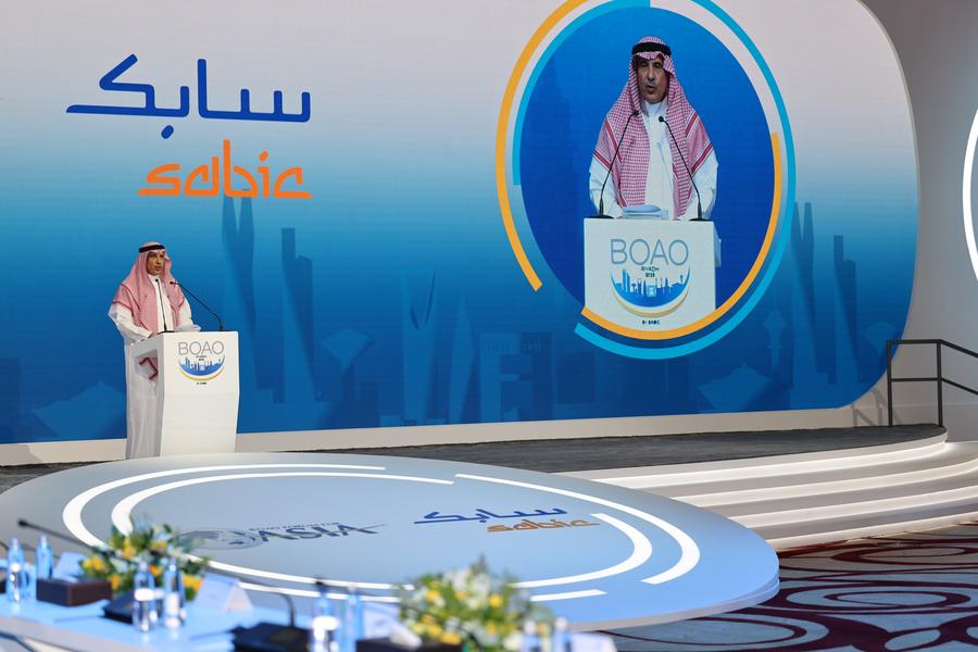 Abdulrahman Al-Fageeh, CEO di Saudi Basic Industries Corporation (SABIC), tiene un discorso durante la cerimonia di apertura della Conferenza BFA di Riyadh 2025, in Arabia Saudita. (27 novembre 2025 - Xinhua/Wang Haizhou)