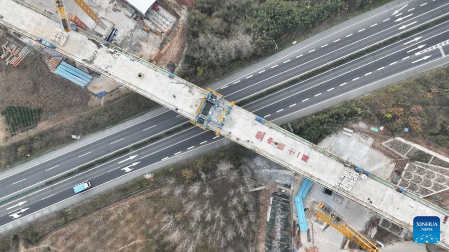 Posata l'ultima campata del ponte della ferrovia ad alta velocità Hefei-Wuhan