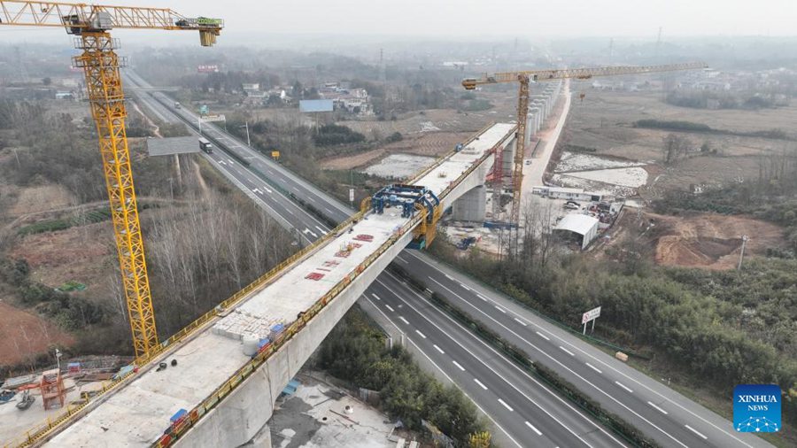 Posata l'ultima campata del ponte della ferrovia ad alta velocità Hefei-Wuhan