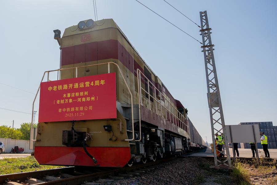 Treno container trasportante 1.000 tonnellate di amido di manioca diretto a Zhengzhou, capoluogo della provincia centrale cinese dello Henan, pronto a partire dalla stazione sud di Vientiane sulla ferrovia Cina-Laos. (29 novembre 2025 - Xinhua/Kaikeo Saiyasane)