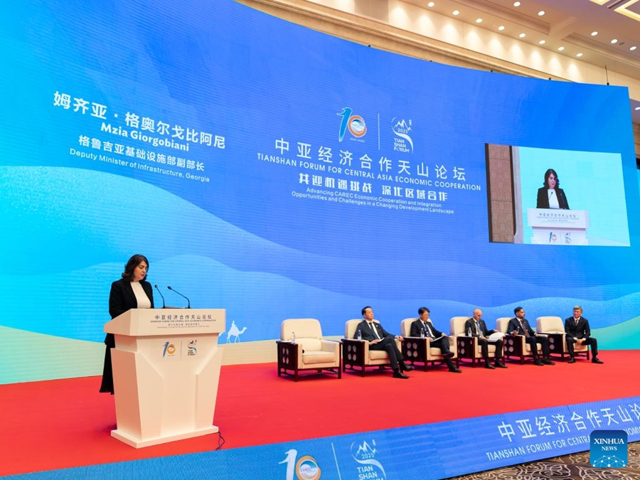 Mzia Giorgiobiani, Viceministro delle Infrastrutture della Georgia, interviene durante il Tianshan Forum for Central Asia Economic Cooperation a Urumqi, Regione Autonoma Uigura dello Xinjiang. (2 dicembre 2025 - Xinhua/Zhou Shengbin)