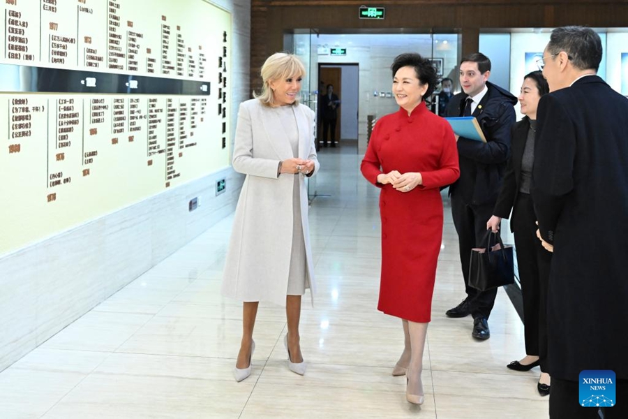 Visita di Peng Liyuan e Brigitte Macron al Teatro delle Arti del Popolo di Beijing