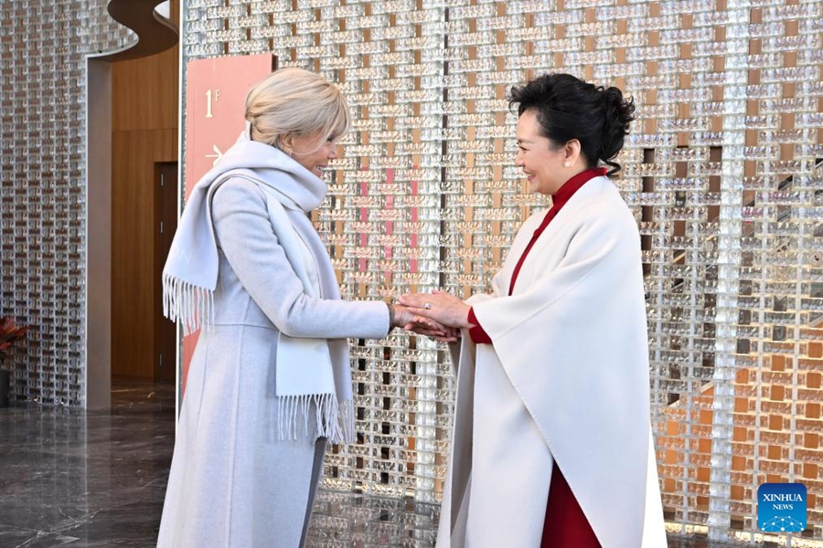 Visita di Peng Liyuan e Brigitte Macron al Teatro delle Arti del Popolo di Beijing
