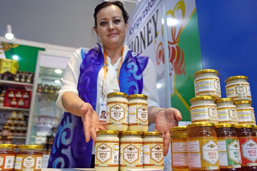 Un'espositrice espone prodotti a base di miele provenienti dal Kirghizistan alla sesta edizione della China International Import Expo (CIIE) a Shanghai, Cina orientale. (7 novembre 2023 - Xinhua/Liu Ying)