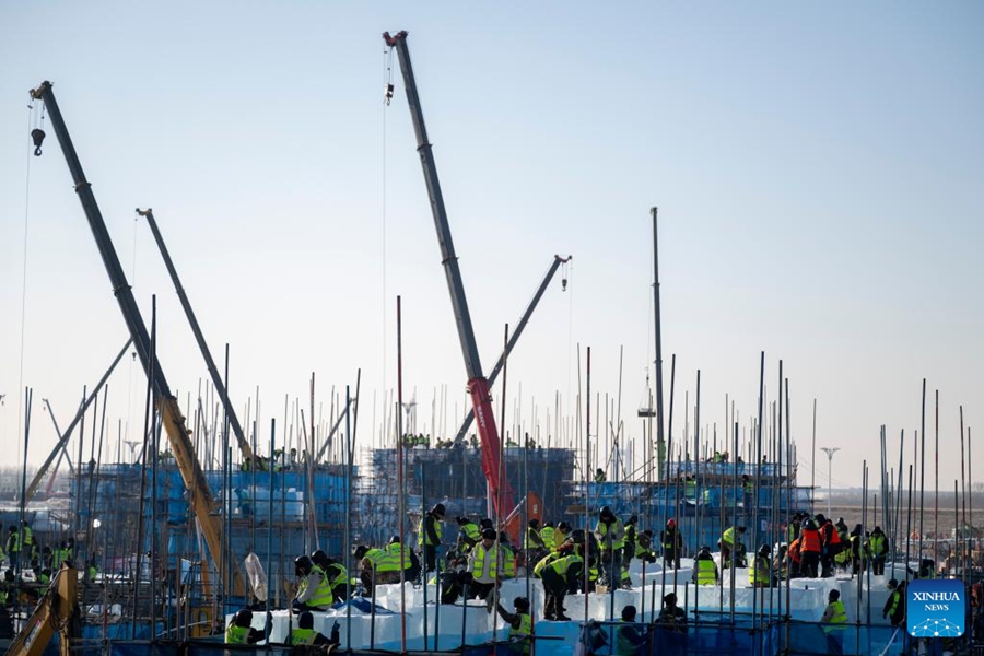 27a edizione dell'Harbin Ice and Snow World in costruzione