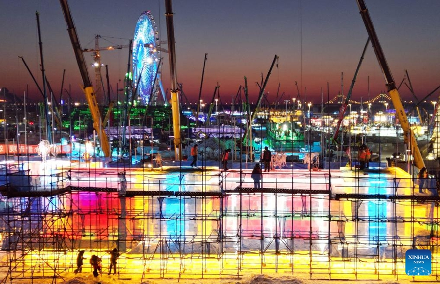 27a edizione dell'Harbin Ice and Snow World in costruzione