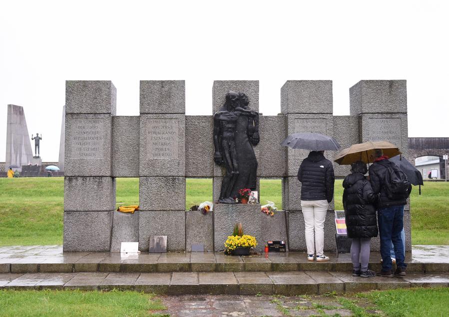 Persone in visita al Memoriale del Campo di Concentramento di Mauthausen, in Alta Austria. Il Campo di Concentramento di Mauthausen fu il primo campo di concentramento istituito in un Paese straniero dalla Germania nazista. Fu costruito nell'agosto del 1938 e liberato dalle forze alleate nel maggio del 1945. Dopo la Seconda Guerra Mondiale, il campo fu trasformato in museo. Ogni anno si tiene una cerimonia per rendere omaggio alle vittime uccise dalla Germania nazista. (5 maggio 2025 - Xinhua/He Canling)