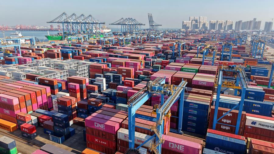 Container in attesa di trasbordo al terminal container di Qianwan nel porto di Qingdao, nella provincia orientale cinese dello Shandong. (4 dicembre 2025 - Xinhua/Li Ziheng)