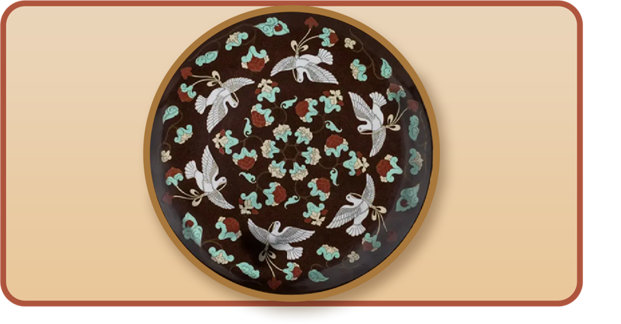 Un piatto cloisonné con motivi di colombe creato da Chang Shana.
