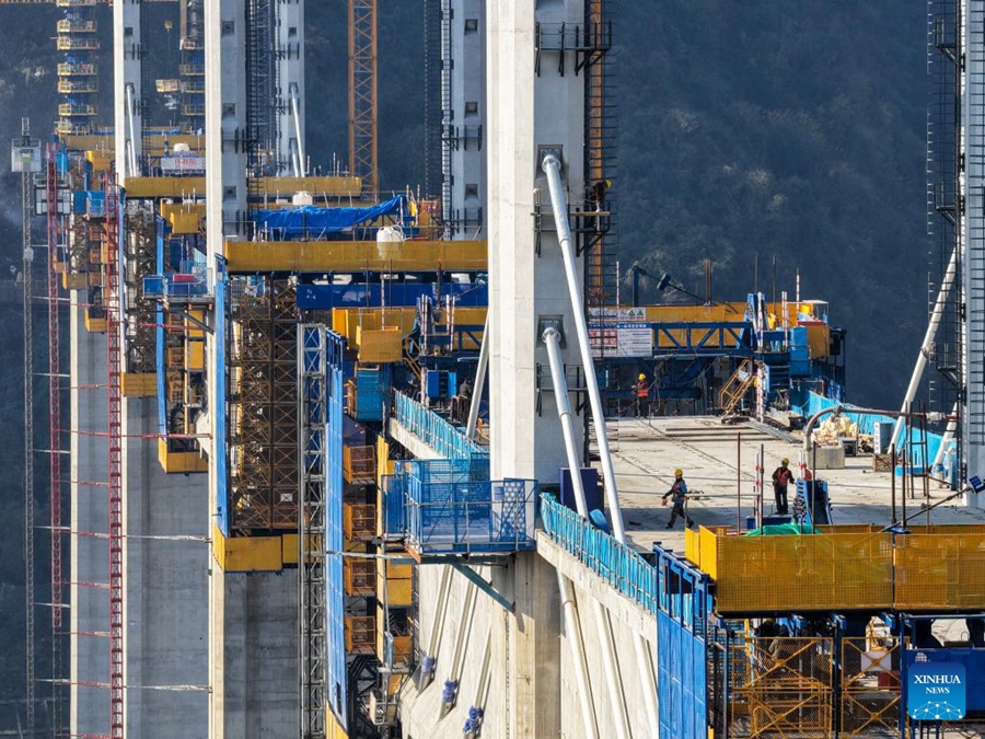 Ponte Renhe della ferrovia ad alta velocità Xi'an-Chongqing nella Cina sudoccidentale in costruzione