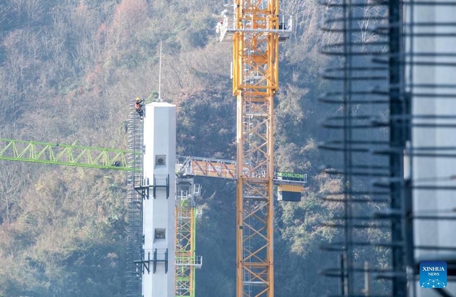 Ponte Renhe della ferrovia ad alta velocità Xi'an-Chongqing nella Cina sudoccidentale in costruzione