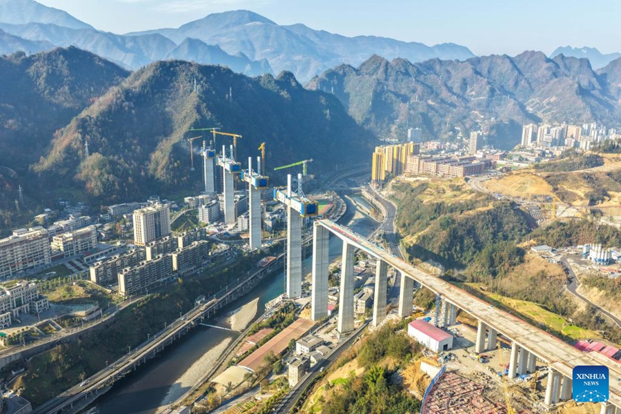 Ponte Renhe della ferrovia ad alta velocità Xi'an-Chongqing nella Cina sudoccidentale in costruzione