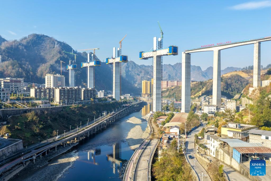 Ponte Renhe della ferrovia ad alta velocità Xi'an-Chongqing nella Cina sudoccidentale in costruzione
