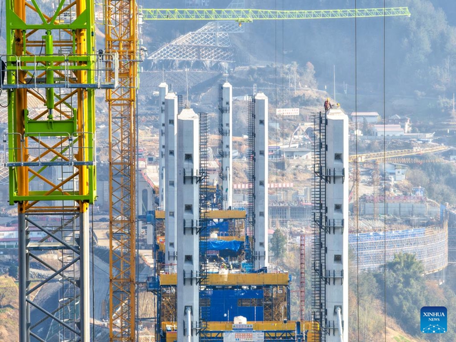 Ponte Renhe della ferrovia ad alta velocità Xi'an-Chongqing nella Cina sudoccidentale in costruzione