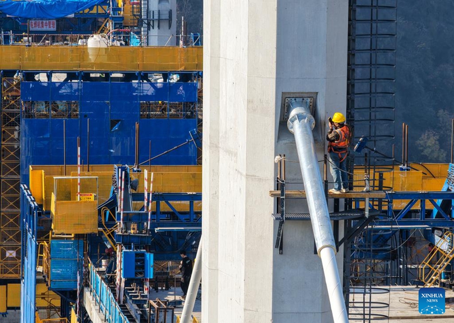 Ponte Renhe della ferrovia ad alta velocità Xi'an-Chongqing nella Cina sudoccidentale in costruzione