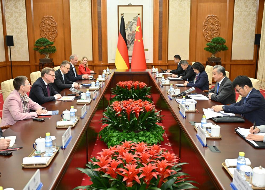 Il Ministro degli Esteri cinese Wang Yi incontra il Ministro degli Esteri tedesco Johann Wadephul a Beijing, capitale della Cina. (8 dicembre 2025 - Xinhua/Dai Tianfang)
