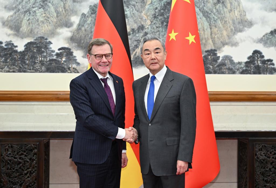 Il Ministro degli Esteri cinese Wang Yi incontra il Ministro degli Esteri tedesco Johann Wadephul a Beijing, capitale della Cina. (8 dicembre 2025 - Xinhua/Dai Tianfang)