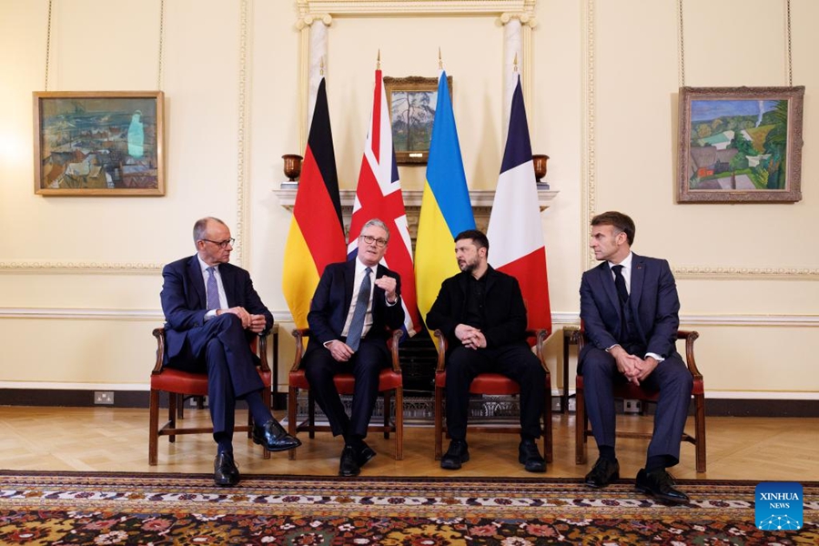Il Primo Ministro britannico Keir Starmer incontra il Presidente ucraino Volodymyr Zelensky, il Presidente francese Emmanuel Macron e il Cancelliere tedesco Friedrich Merz per discutere della pace in Ucraina al numero 10 di Downing Street a Londra, Gran Bretagna. (8 dicembre 2025 - Lauren Hurley/No. 10 Downing Street/via Xinhua)