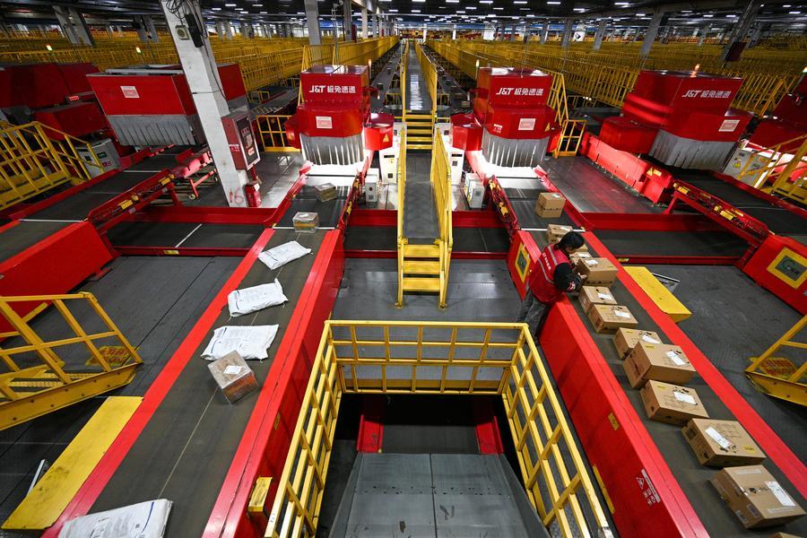 Linea di smistamento automatico dei pacchi presso un hub di corrieri J&T Express nel distretto di Jiangning della città di Nanjing, provincia del Jiangsu, nella Cina orientale. (11 novembre 2025 - Xinhua/Fang Dongxu)