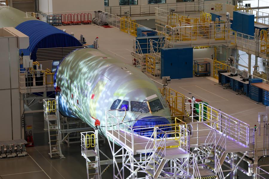 Un aereo Airbus pronto per l'assemblaggio nella seconda linea di assemblaggio finale (FAL) per gli aeromobili della famiglia A320 a Tianjin, nella Cina settentrionale. (22 ottobre 2025 - Xinhua/Sun Fanyue)