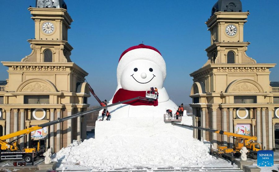 Gigante pupazzo di neve in costruzione nello Heilongjiang