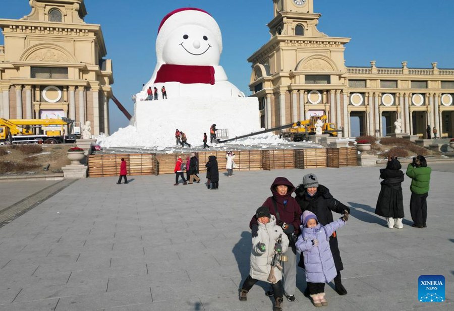 Gigante pupazzo di neve in costruzione nello Heilongjiang