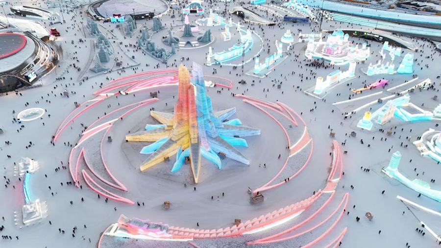 Turisti visitano l'Harbin Ice-Snow World a Harbin, nella provincia dello Heilongjiang, nel nord-est della Cina. (25 febbraio 2025 - Xinhua/Wang Song)