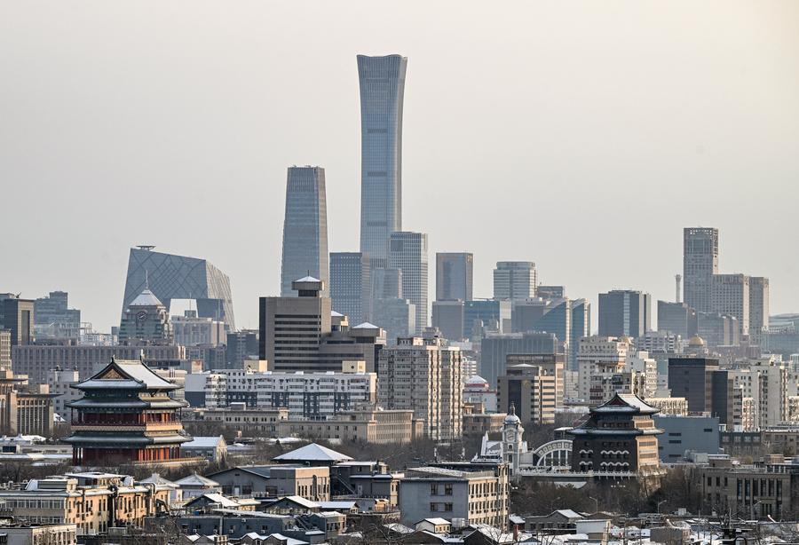 Paesaggio innevato sullo sfondo dello skyline di Beijing, capitale della Cina. (13 dicembre 2025 - Xinhua/Chen Yehua)