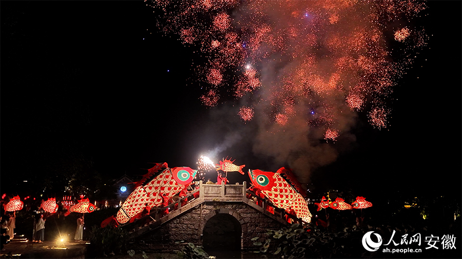 Lanterne a forma di pesce illuminano la notte a Chengkan, Anhui