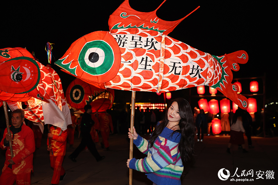 Lanterne a forma di pesce illuminano la notte a Chengkan, Anhui