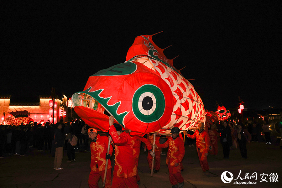 Lanterne a forma di pesce illuminano la notte a Chengkan, Anhui