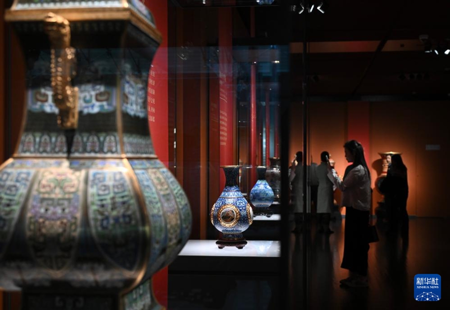 Mostra d'arte di eredità e innovazione del cloisonné inaugurata al Teatro Nazionale cinese