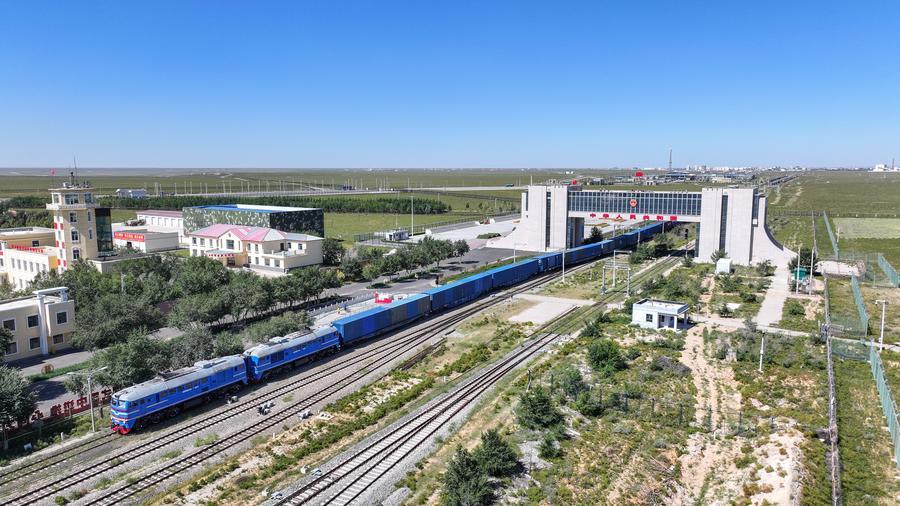 Treno merci Cina-Europa entra in un terminal ferroviario a Erenhot, nella Regione Autonoma della Mongolia Interna, nel nord della Cina. (3 settembre 2025 - Xinhua/Guo Pengjie)