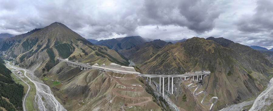L'autostrada Urumqi-Yuli in costruzione, con le gallerie che attraversano i monti Tianshan nella Regione Autonoma Uigura dello Xinjiang, nella Cina nord-occidentale. (19 agosto 2025 - Xinhua/Hu Huhu)