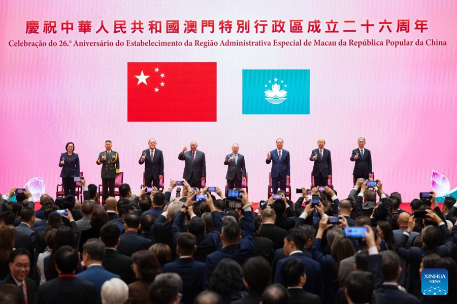 Macao celebra i 26 anni dal ritorno alla madrepatria con l'alzabandiera e un ricevimento