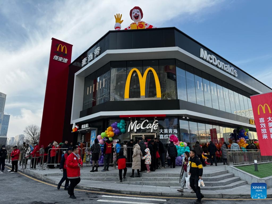 Primo ristorante McDonald's nella provincia del Qinghai, nella Cina nord-occidentale. (21 dicembre 2025 - Xinhua/Xie Tongqiang)