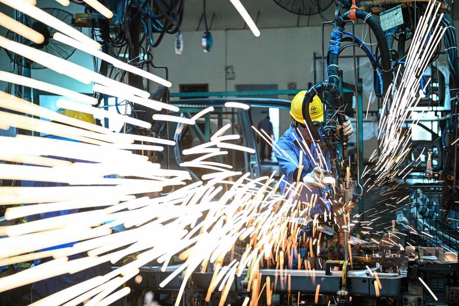Operaio esegue lavori di saldatura in un'officina nel Parco di Sviluppo Industriale ad alta tecnologia di Haikou, nella provincia di Hainan, nel sud della Cina. (14 novembre 2025 - Xinhua/Pu Xiaoxu)